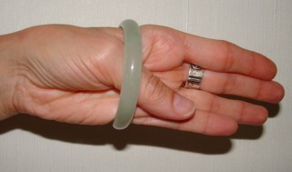 put on jade bangle